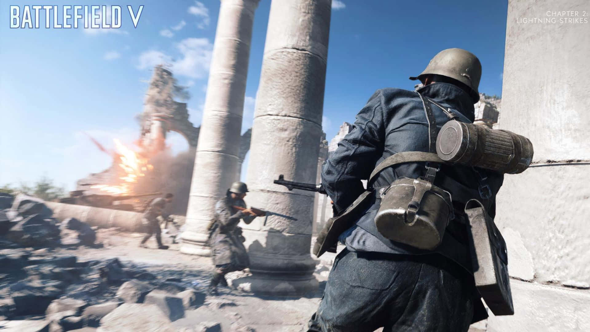 1080p Battlefield V 桌布 壁紙 — 穿著二戰裝備的士兵穿過破碎的石頭廢墟前進，身後在晴朗的藍天下發生爆炸。