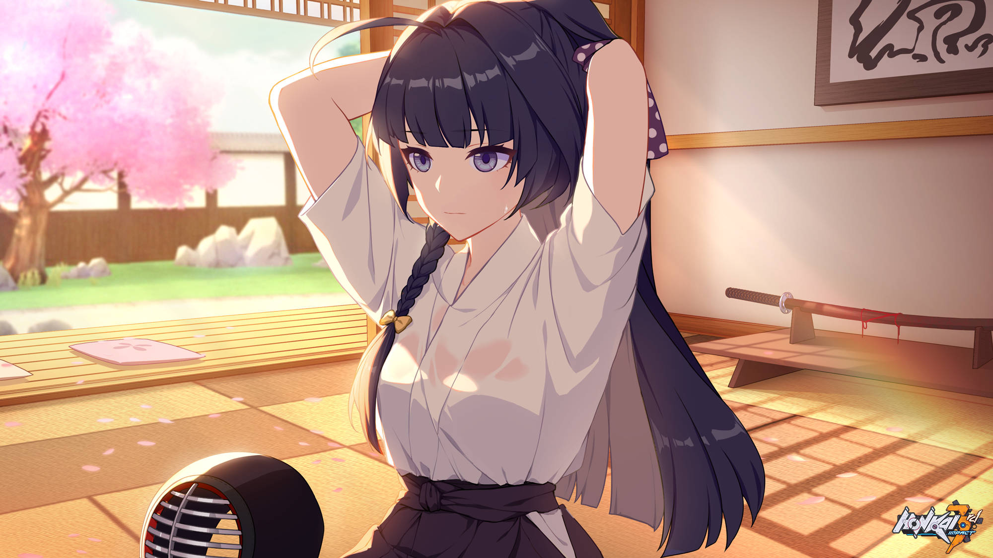 Honkai 桌布 壁紙 — 穿著傳統日本服飾的動漫女孩坐在陽光普照的榻榻米房間，窗外櫻花飄落。