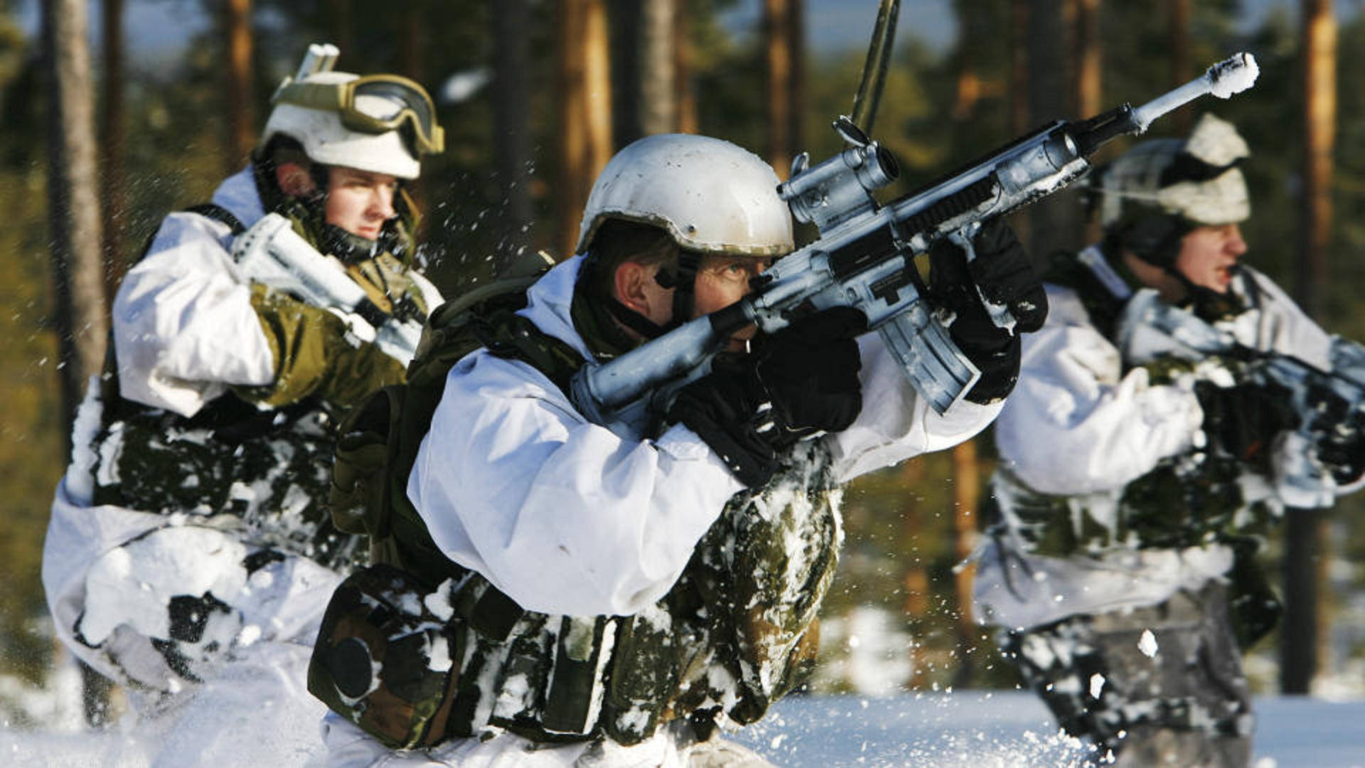 軍事動圖 桌布 壁紙 — 穿著冬季裝備的士兵在雪地森林中前進，開槍射擊，周圍雪花飛濺。