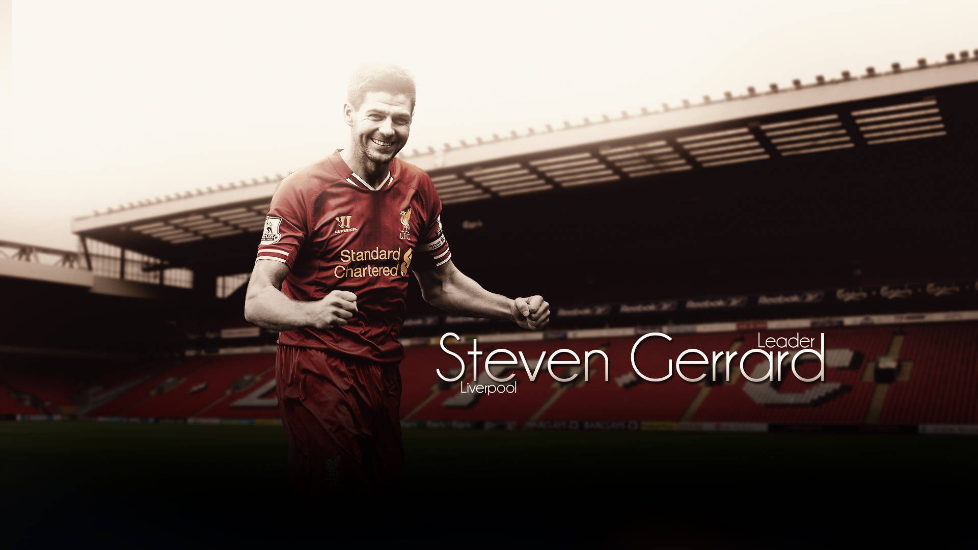 Steven Gerrard 桌布 壁紙 — 穿著利物浦球衣的史蒂芬·傑拉德在陽光明媚的球場上勝利慶祝，身後是紅色座椅和空蕩的看台。