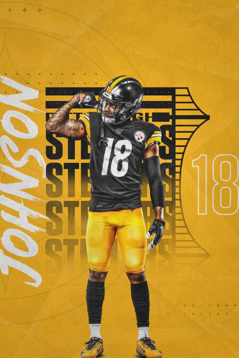 匹茲堡鋼人 桌布 壁紙 — 穿著匹茲堡鋼人隊球衣的足球運動員 Josh Johnson 在醒目的黃色背景上自信地擺姿勢，背景上有重複的球隊圖案。