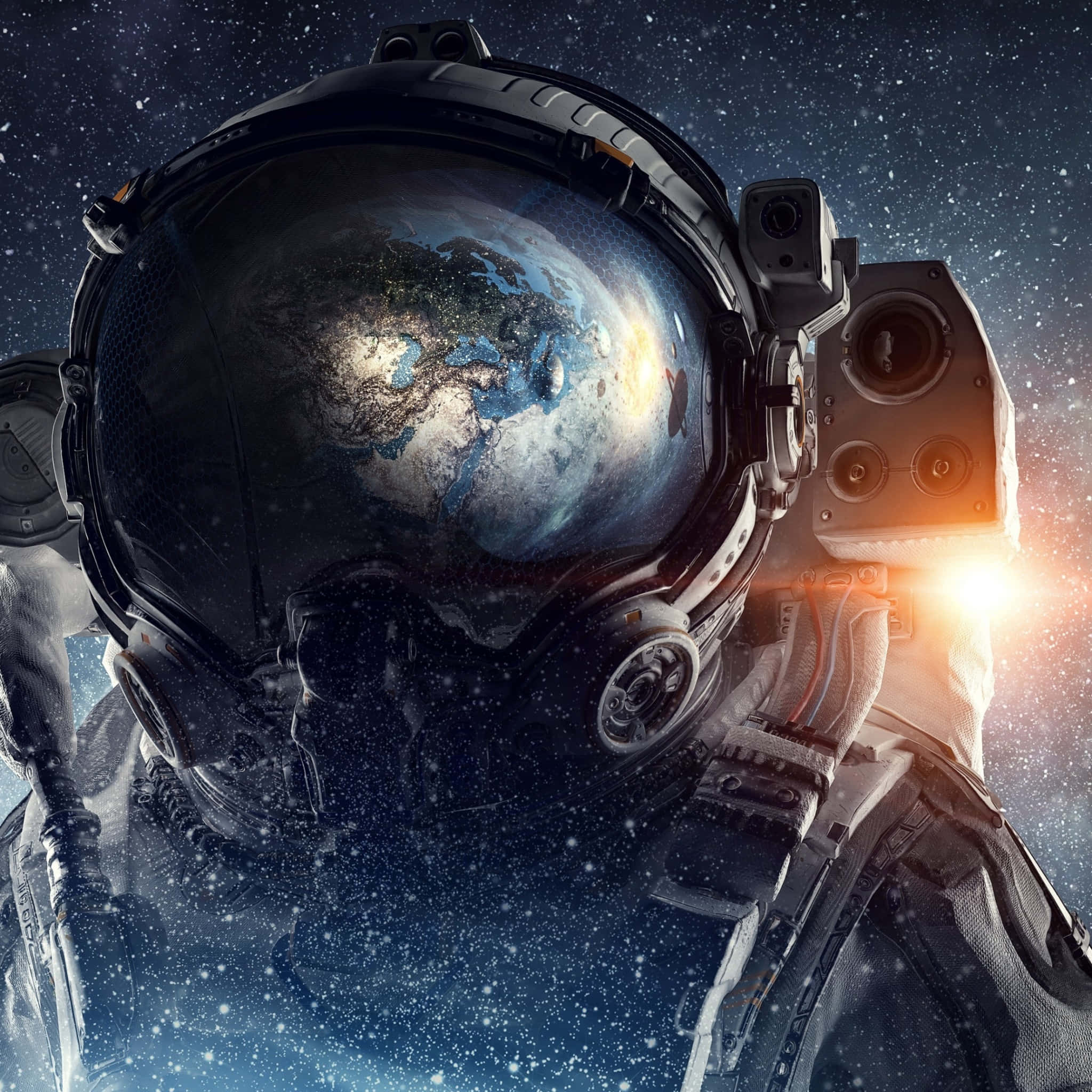 太空 桌布 壁紙 — 穿著太空衣的太空人凝視著頭盔面罩中反射的地球，背景是繁星點點的宇宙和發光的太陽耀斑。