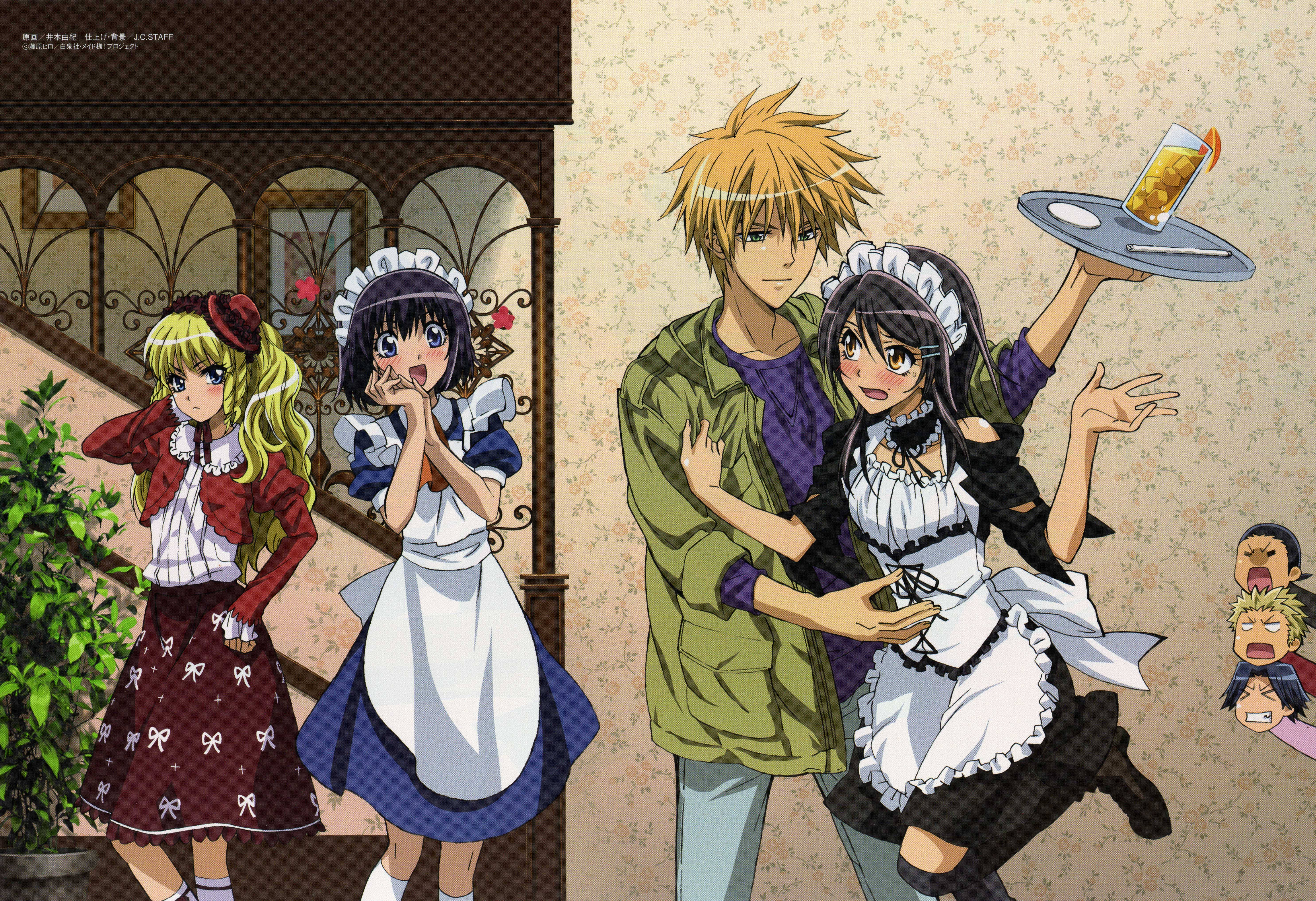 Maid Sama 桌布 壁紙 — 穿著女僕裝的動漫角色在溫暖照明的室內環境中，與華麗的樓梯和盆栽植物互動嬉戲。
