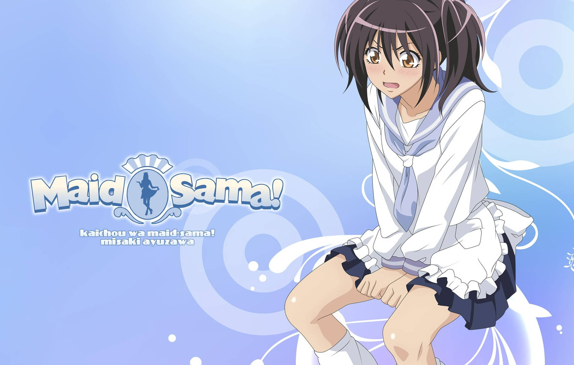 Maid Sama 桌布 壁紙 — 穿著女僕裝的動畫女孩坐在柔軟的藍色漩渦背景上，帶有節目名稱。