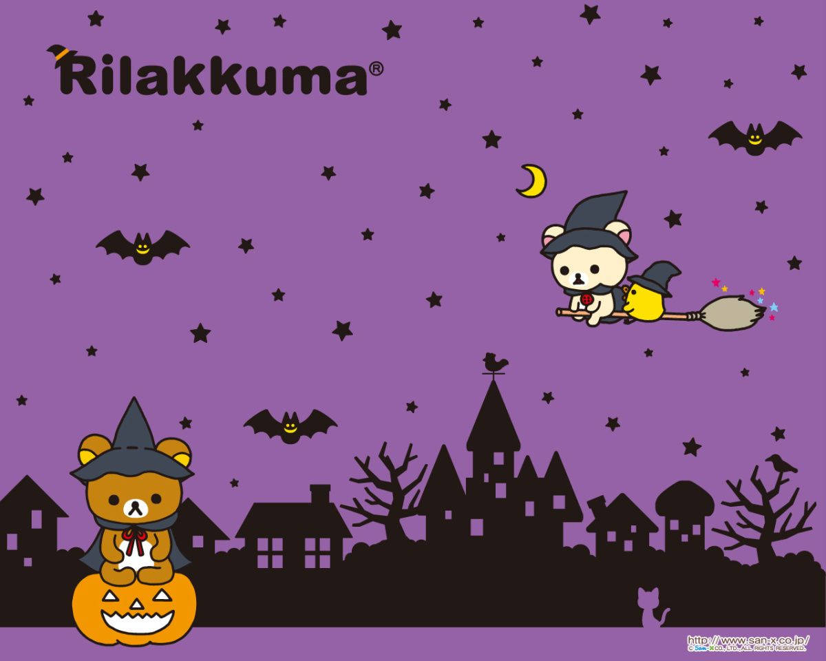Kawaii Halloween 桌布 壁紙 — 穿著女巫服裝的Rilakkuma角色在蝙蝠和彎月的星空紫色夜空下，在一個南瓜上飛翔和坐著。