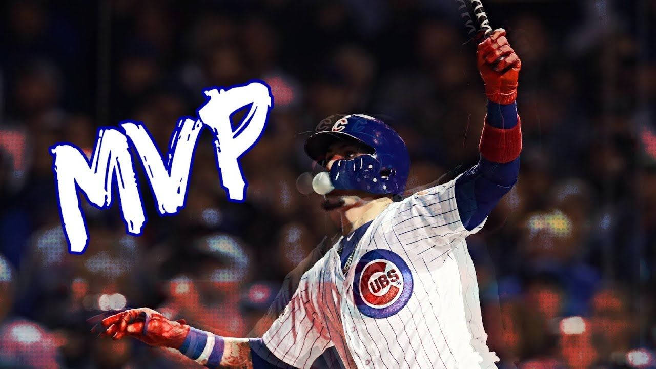 Baez 桌布 壁紙 — 穿著小熊隊球衣的棒球運動員在球場燈光下勝利地舉起球棒，旁邊的「MVP」文字閃閃發光。