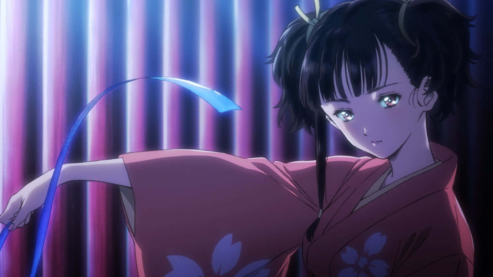 Kabaneri Of The Iron Fortress 桌布 壁紙 — 穿著帶有藍色花卉圖案的粉紅色和服的動漫女孩，在充滿活力的紫色和藍色垂直光條前握著發光的藍色絲帶。