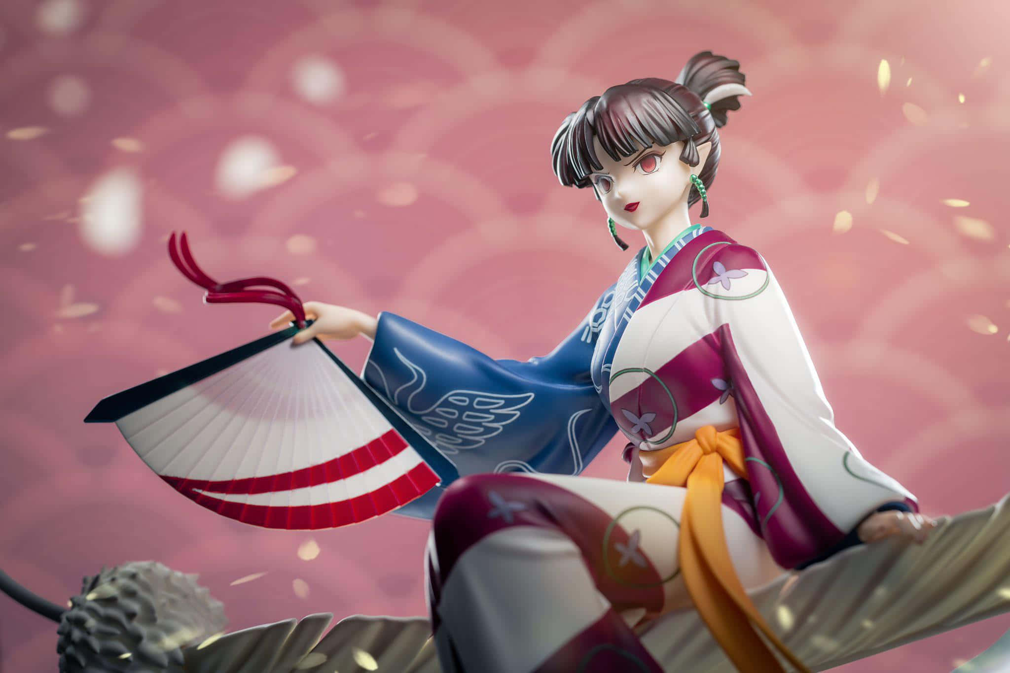 Inuyasha Kagura 桌布 壁紙 — 穿著彩色和服的動漫女孩公仔，在粉紅色圖案背景中手持扇子，花瓣飄落。