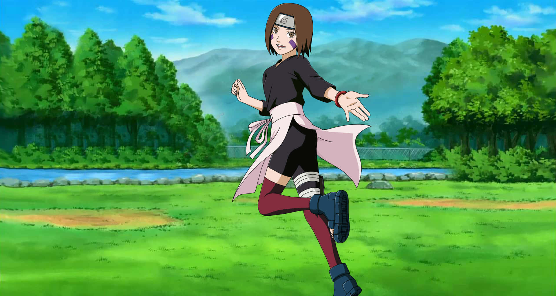 Rin Nohara 桌布 壁紙 — 穿著忍者服裝的動漫女孩在充滿活力的綠色田野上快樂地奔跑，背景是森林和山脈。