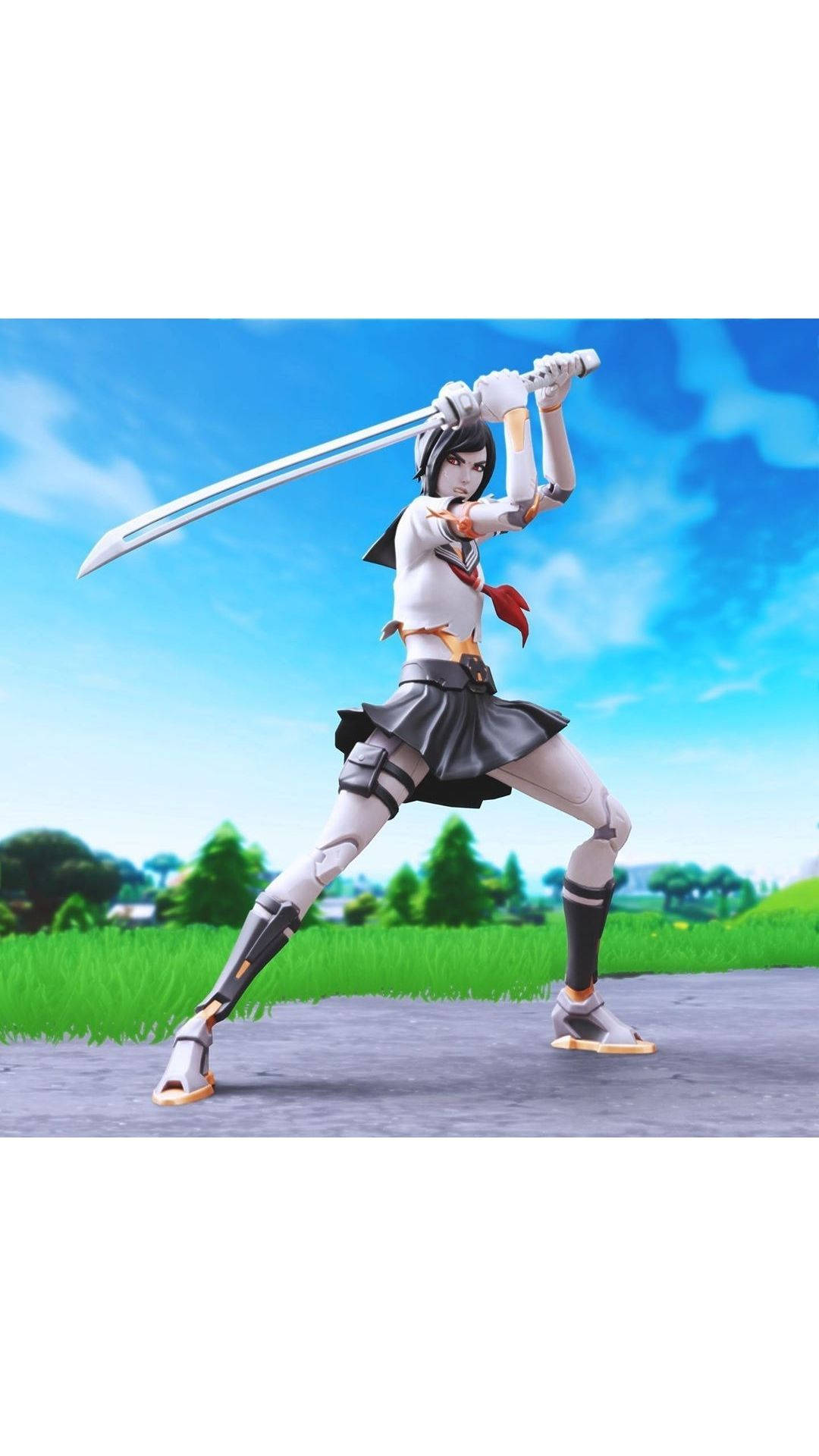 tsuki fortnite 桌布 壁紙 — 穿著校服的動漫女孩在明亮的藍天下以動態的戶外姿勢揮舞武士刀。