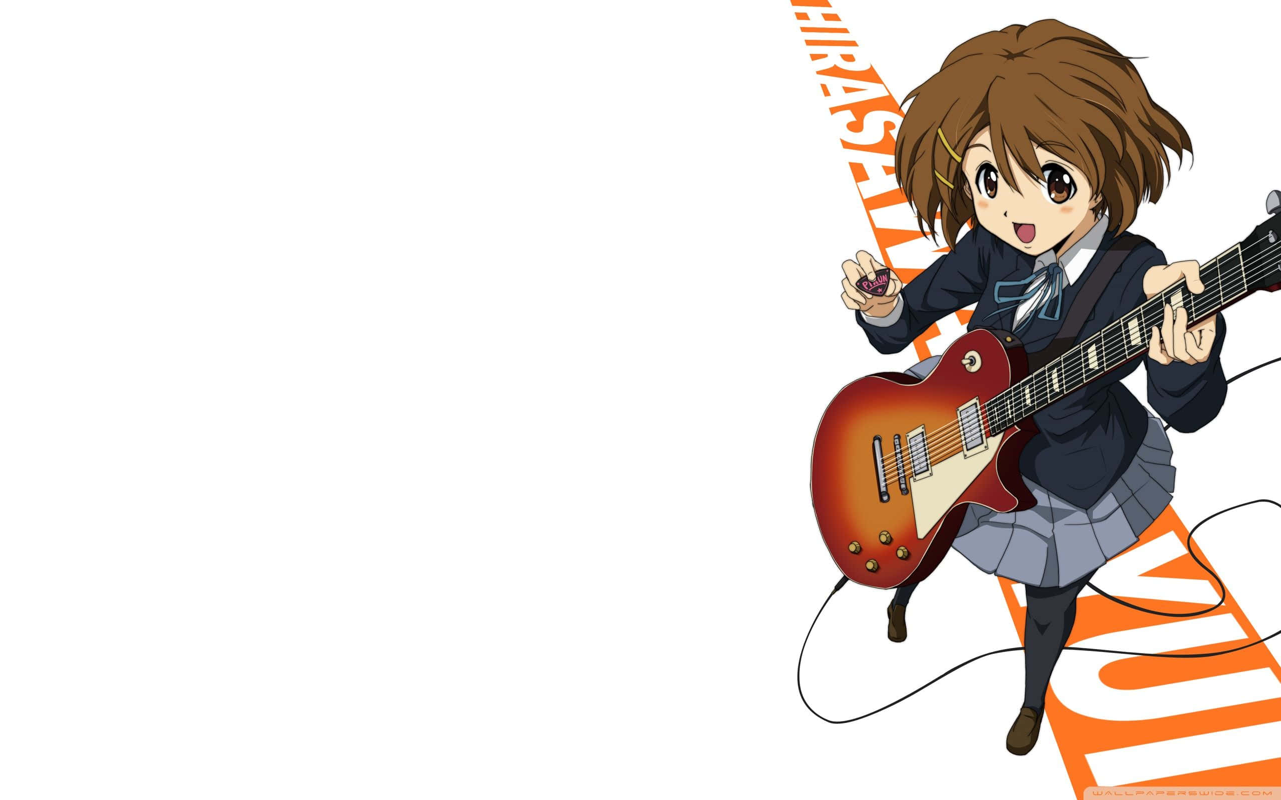 yui hirasawa 桌布 壁紙 — 穿著校服的動漫女孩在橙色文字背景上充滿活力地彈奏紅色電吉他。
