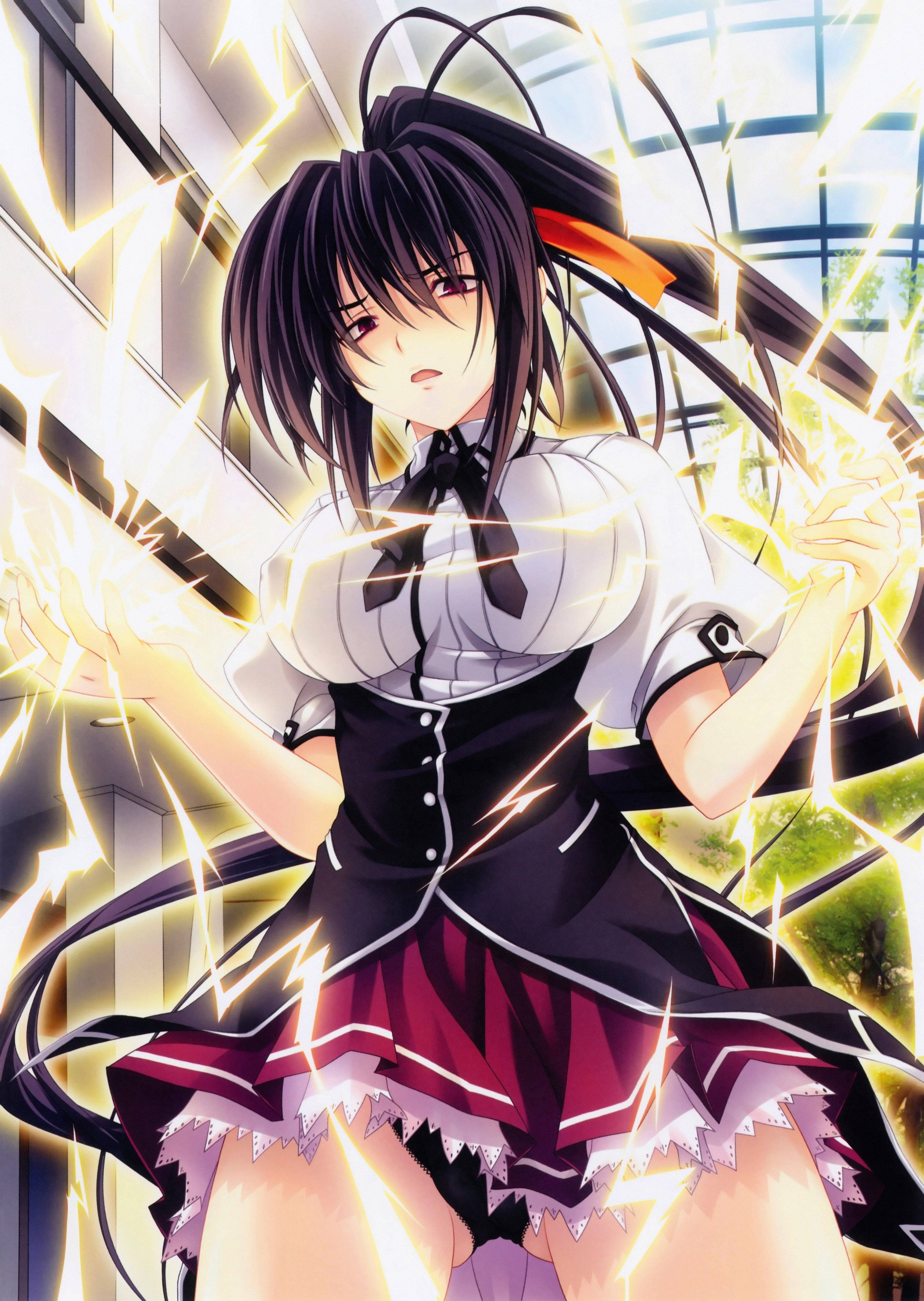Dxd 桌布 壁紙 — 穿著校服的動漫女孩在玻璃建築背景下，以強烈的表情引導發光的黃色閃電。