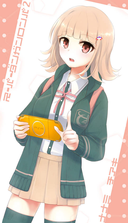 Chiaki 桌布 壁紙 — 穿著校服的動漫女孩拿著黃色PSP，豎起大拇指，表情驚訝。