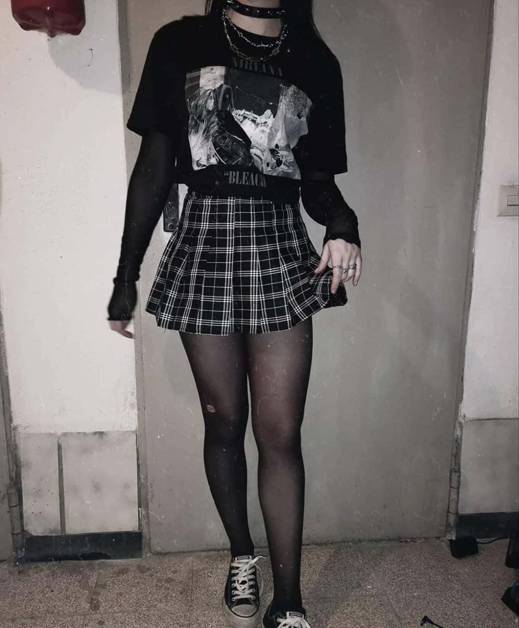 穿著格子裙和T恤的女孩 壁紙