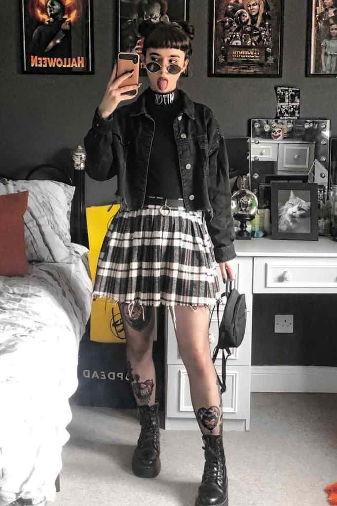 穿著格紋裙和黑色外套的女孩在自拍 壁紙