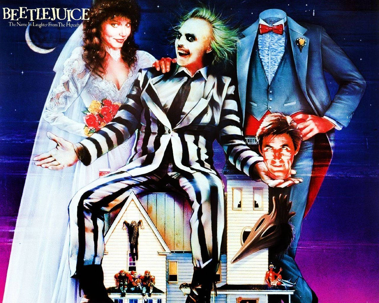 Beetlejuice 桌布 壁紙 — 穿著條紋西裝的Beetlejuice坐在房子頂上，與新娘和穿西裝的幽靈男子，背景是繁星點點的紫色夜空。