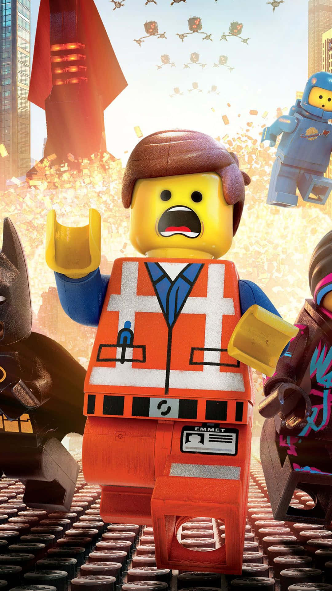 cool iPhone home screen 桌布 壁紙 — 穿著橙色建築背心的LEGO Emmet，在蝙蝠俠和其他LEGO角色活躍的混亂城市景觀中英勇地站立。