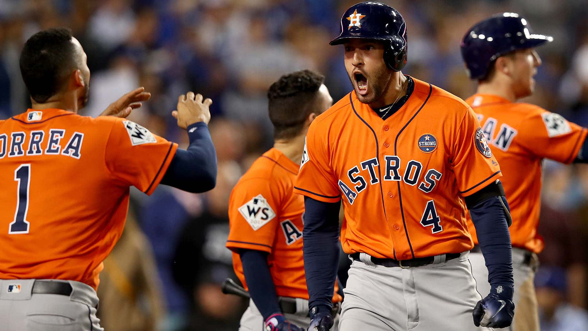 Astros 桌布 壁紙 — 穿著橙色球衣的休士頓太空人棒球運動員在球場燈光下的夜間比賽中熱情慶祝。