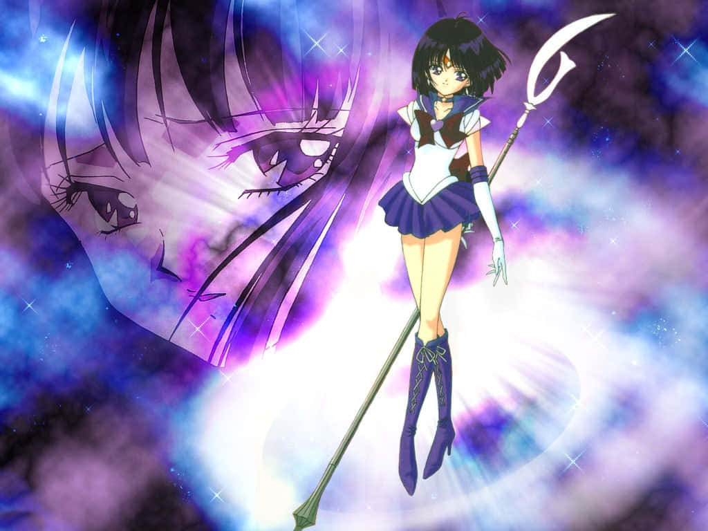 Sailor Saturn 桌布 壁紙 — 穿著水手服的動漫女孩，在帶有發光星場和巨大面孔剪影的宇宙紫色星雲前手持法杖。