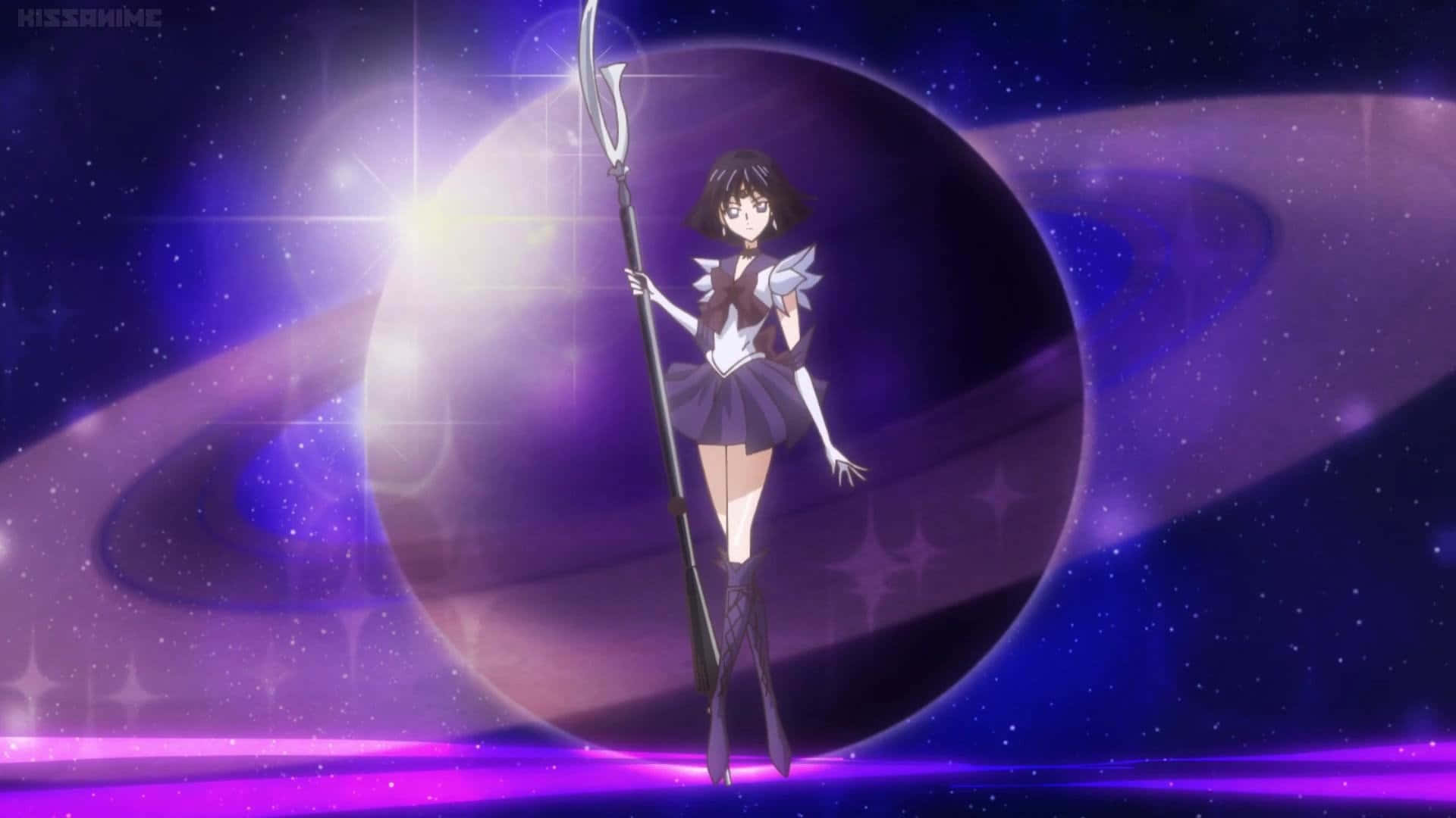 Sailor Saturn 桌布 壁紙 — 穿著水手服的動漫女孩，手持三叉戟，面對帶有發光環和星空的宇宙紫色星球。