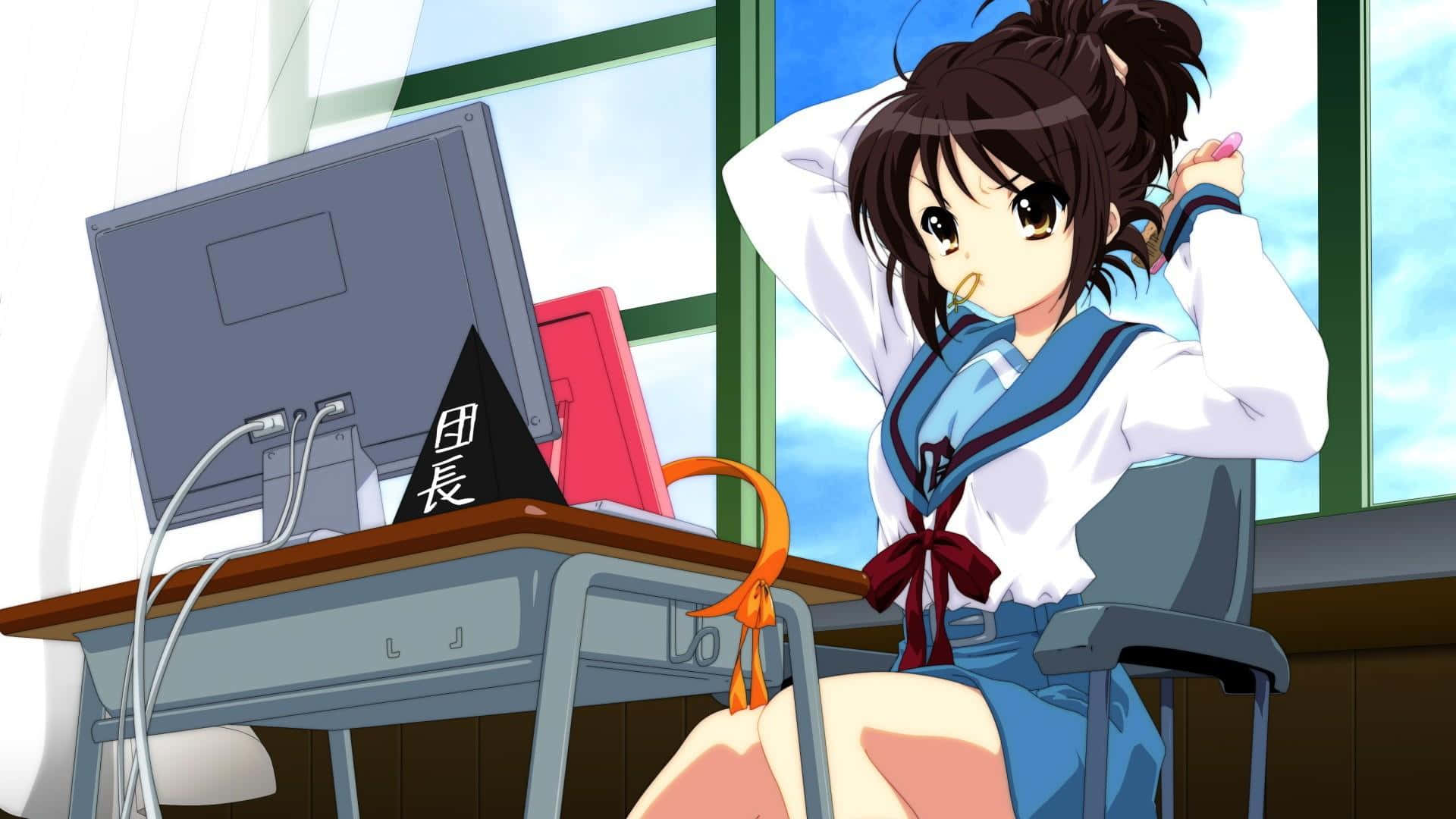 The Melancholy Of Haruhi Suzumiya 桌布 壁紙 — 穿著水手服的動畫女孩在窗邊的桌子上伸展，旁邊有電腦和橙色絲帶。