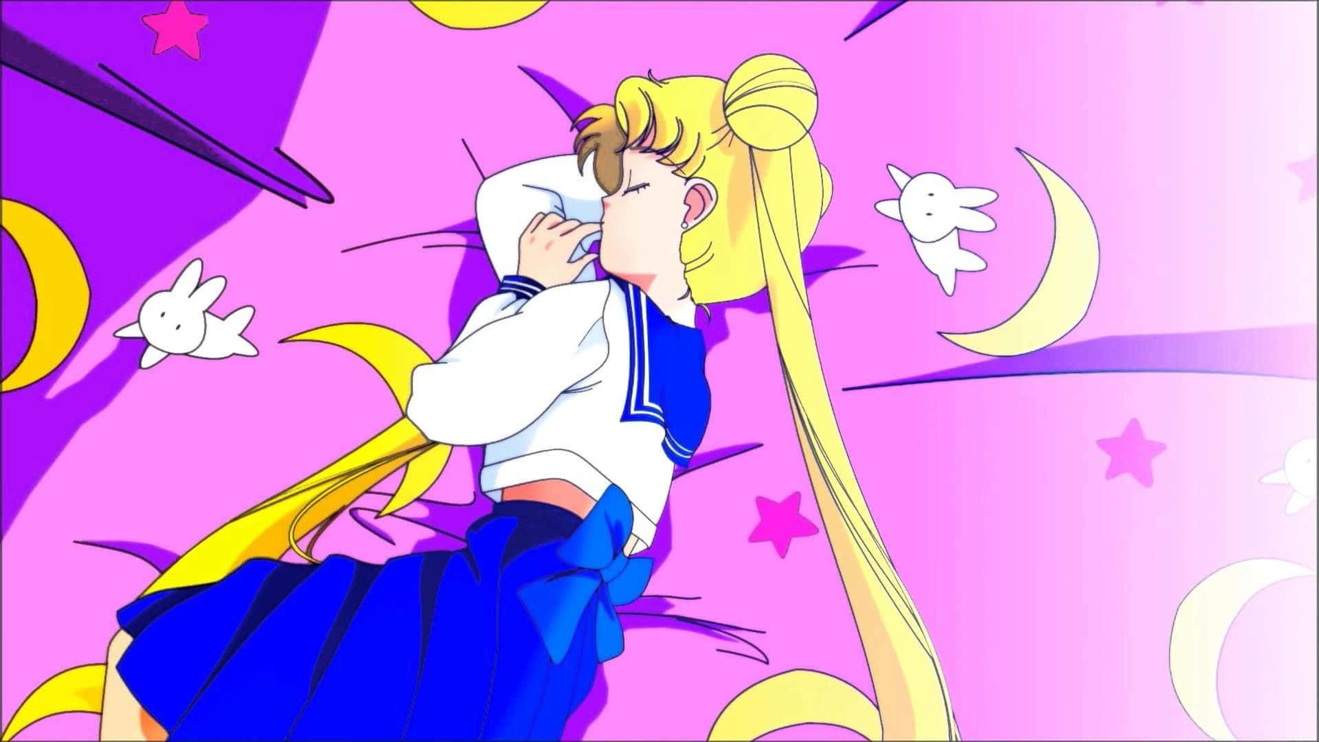 美少女戰士 桌布 壁紙 — 穿著水手服的長金髮動漫女孩在充滿新月和星星圖案的鮮豔粉紅色背景中擁抱自己。