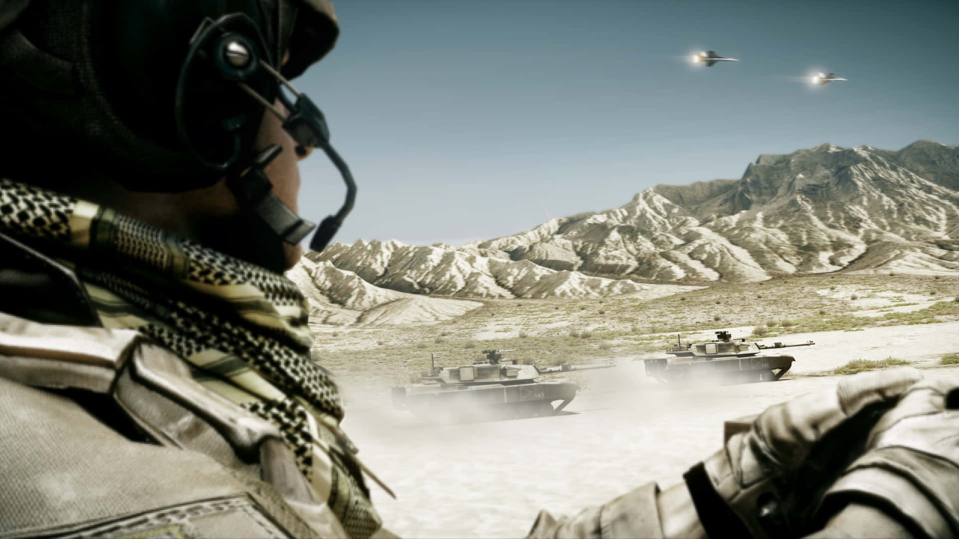 Battlefield 3 桌布 壁紙 — 穿著沙漠裝備的士兵在晴朗的天空下，觀察崎嶇山地地形上的裝甲坦克和戰鬥機。