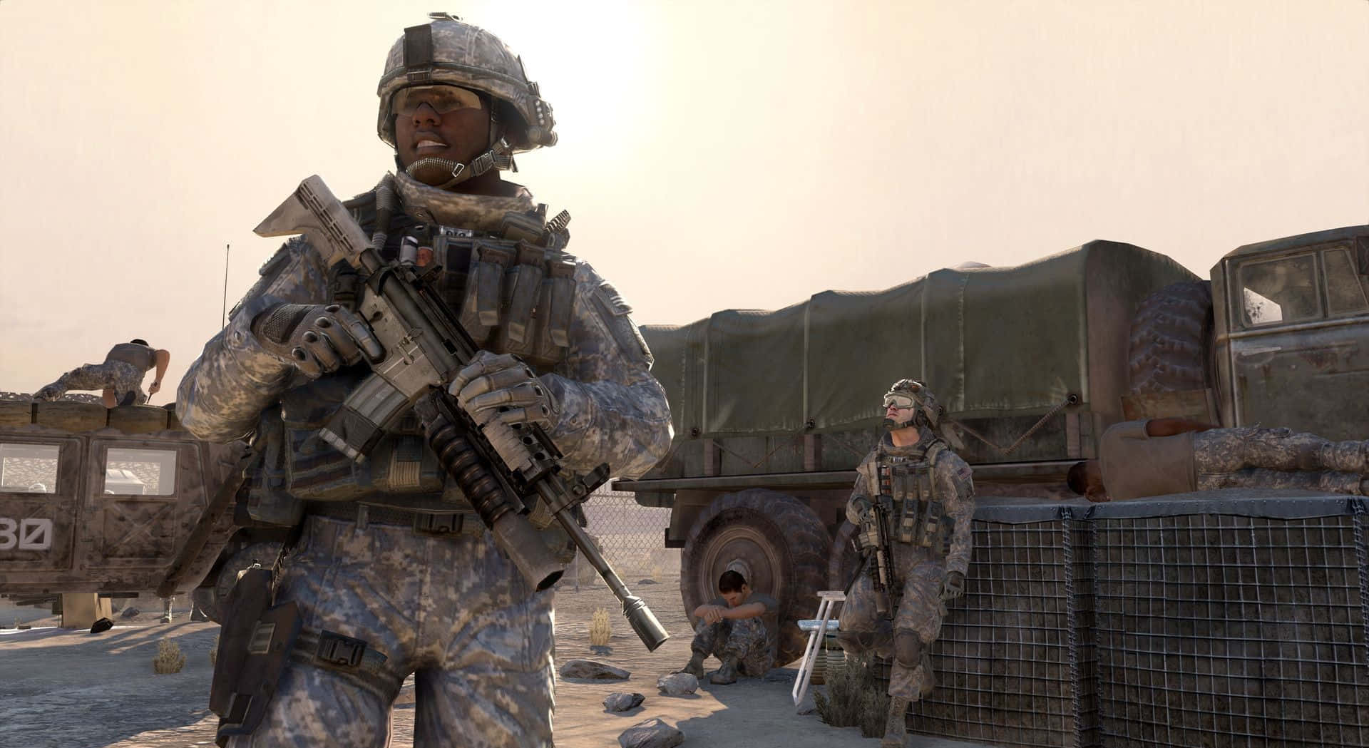 Call Of Duty Soldiers 桌布 壁紙 — 穿著沙漠迷彩服的士兵在朦朧的陽光下，在荒涼的戰場上警覺地站在軍用卡車附近。