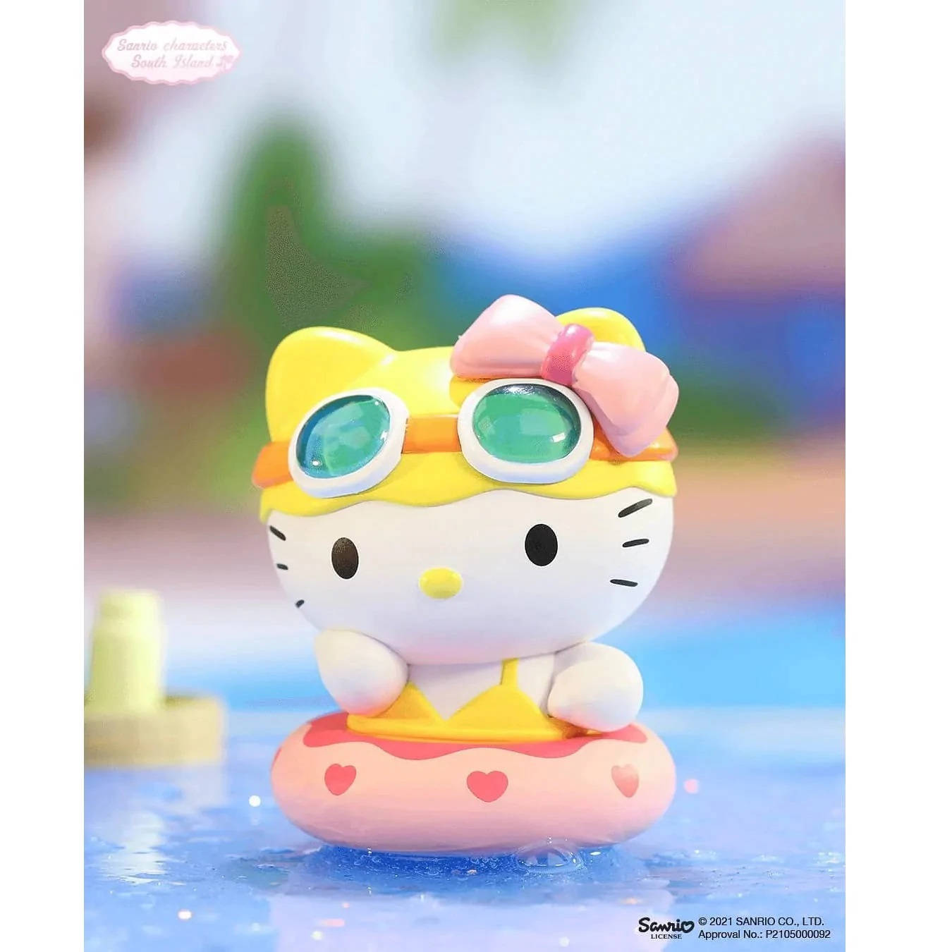 Hello 桌布 壁紙 — 穿著泳裝的Hello Kitty公仔漂浮在粉紅色心形浮床上，背景模糊的淺水池中。