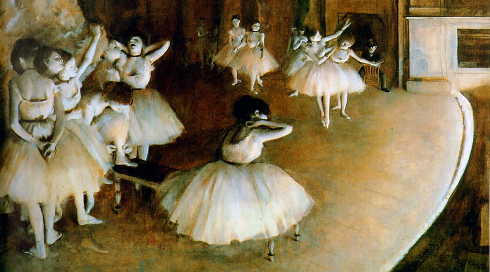 Degas 桌布 壁紙 — 穿著淡色芭蕾舞裙的芭蕾舞者在光線昏暗的排練室中排練，室內色調溫暖樸實，筆觸柔和。