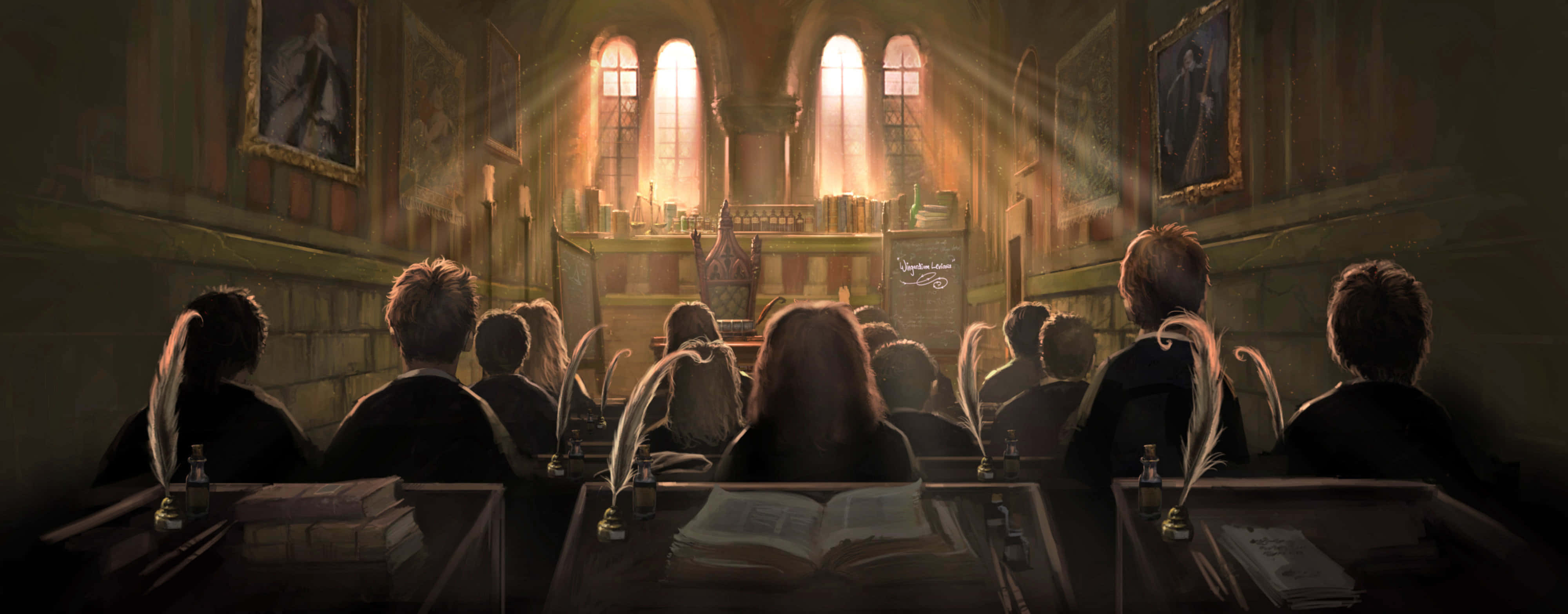 The Hogwarts Charms Corridor 桌布 壁紙 — 穿著深色長袍的學生坐在宏偉、陽光充足的中世紀教室的木製書桌前，教室有拱形窗戶和肖像畫。