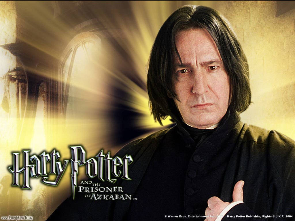 snape 桌布 壁紙 — 穿著深色長袍的石內卜莊嚴地站在金色發光背景前，並疊加哈利波特電影標題。