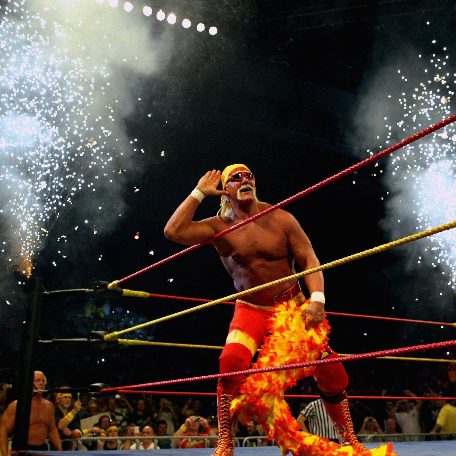 Hulk Hogan 桌布 壁紙 — 穿著火熱緊身褲的霍克·霍根在摔角擂台上擺姿勢，身後在場館燈光下煙火爆炸。