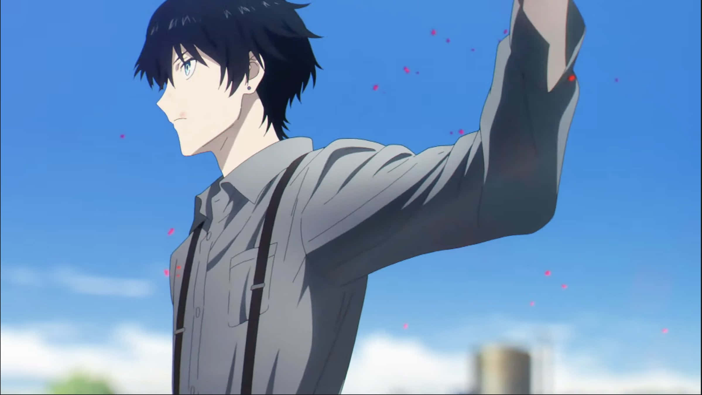 Cute Anime Boy 桌布 壁紙 — 穿著灰色襯衫和吊帶的動畫男孩在明亮的藍天下舉起手臂，周圍漂浮著粉紅色花瓣。