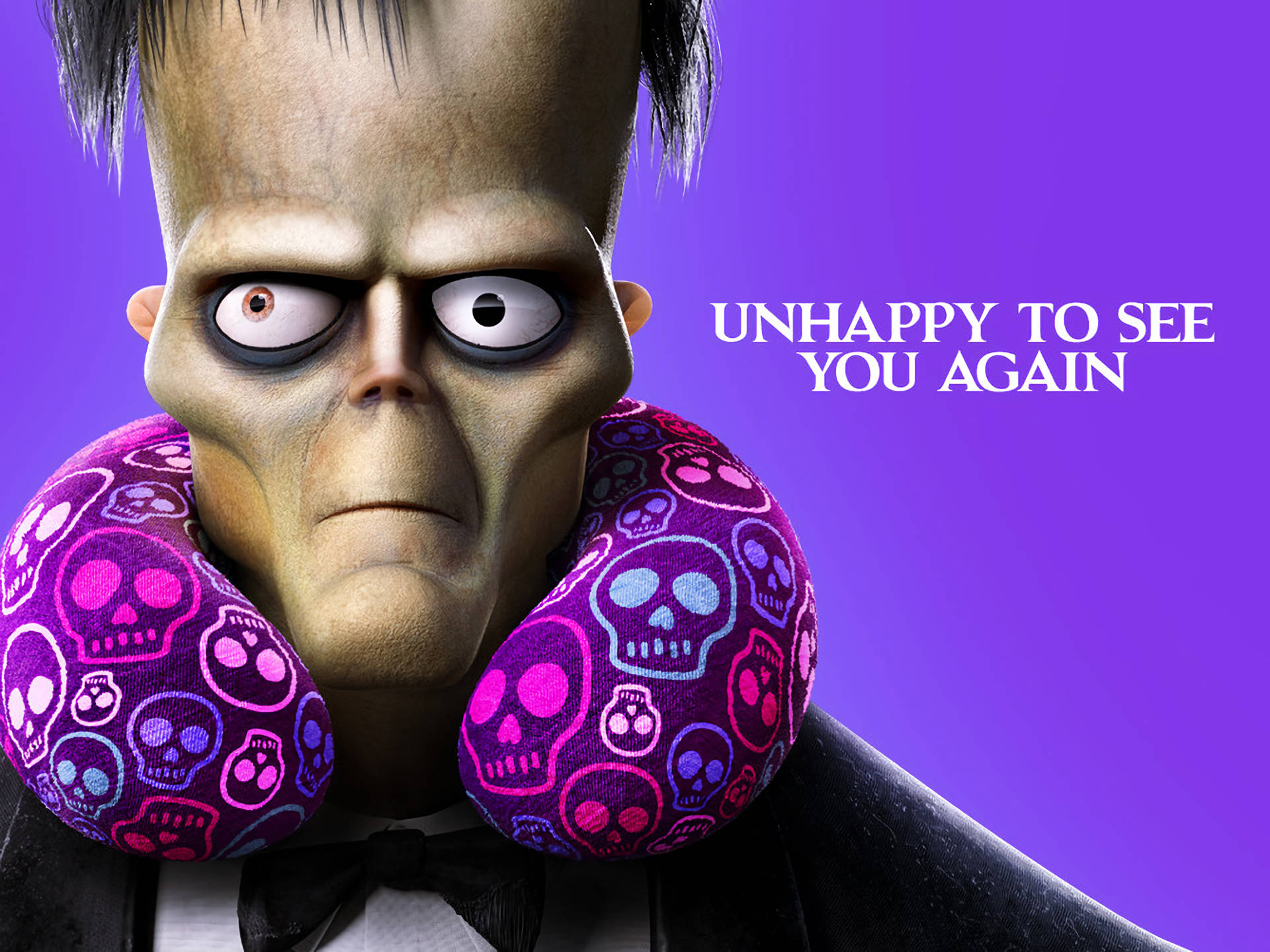 The Addams Family 2 桌布 壁紙 — 穿著燕尾服的科學怪人戴著骷髏圖案的頸枕，背景為充滿活力的紫色並帶有文字。