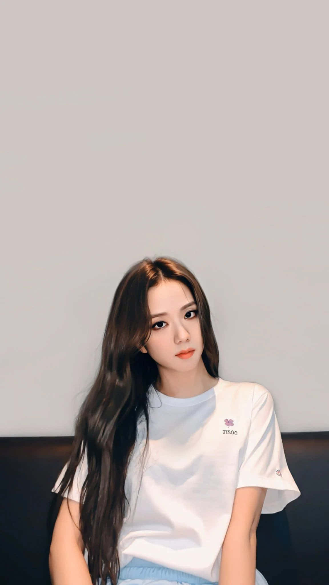 穿著白色T恤和牛仔褲的女性 壁紙