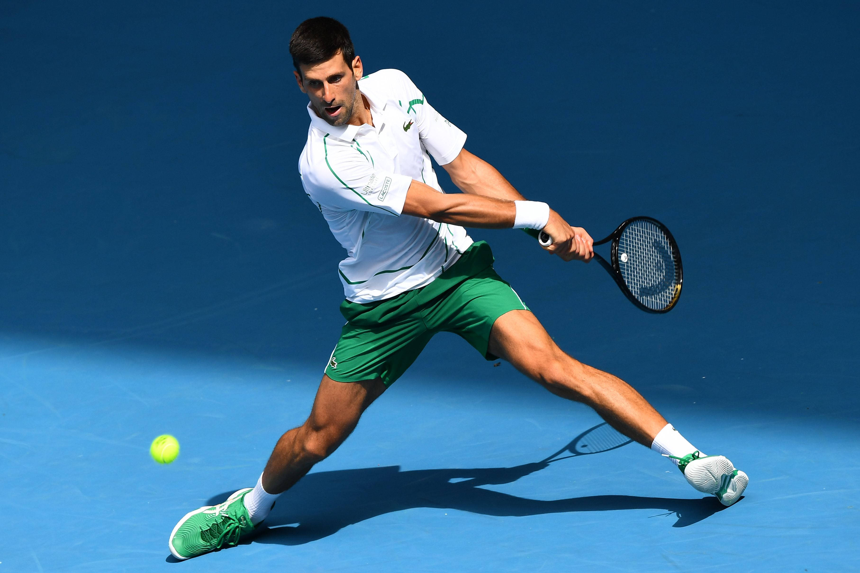 Tennis 桌布 壁紙 — 穿著白色和綠色裝備的網球運動員在鮮豔的藍色球場上猛衝擊打明亮的黃色球。