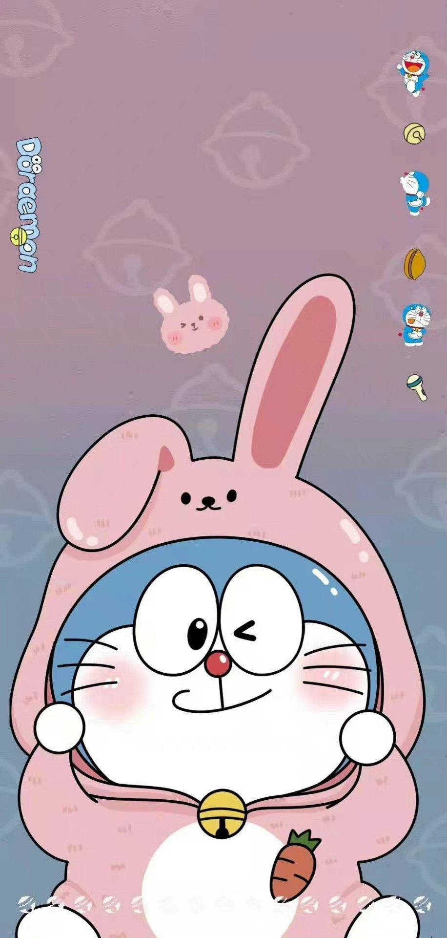 Doraemon 桌布 壁紙 — 穿著粉紅色兔子服裝的哆啦A夢，在柔和的紫色漸層背景上，伴隨著漂浮的兔子和鈴鐺圖案，開心地微笑。