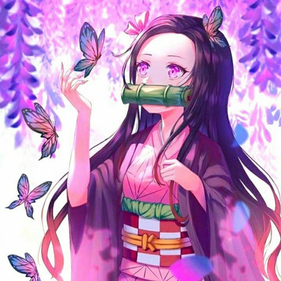 鬼滅之刃 禰豆子 桌布 壁紙 — 穿著粉紅色和服、戴著竹面具和蝴蝶翅膀的動漫女孩，置身於紫色紫藤花叢中。