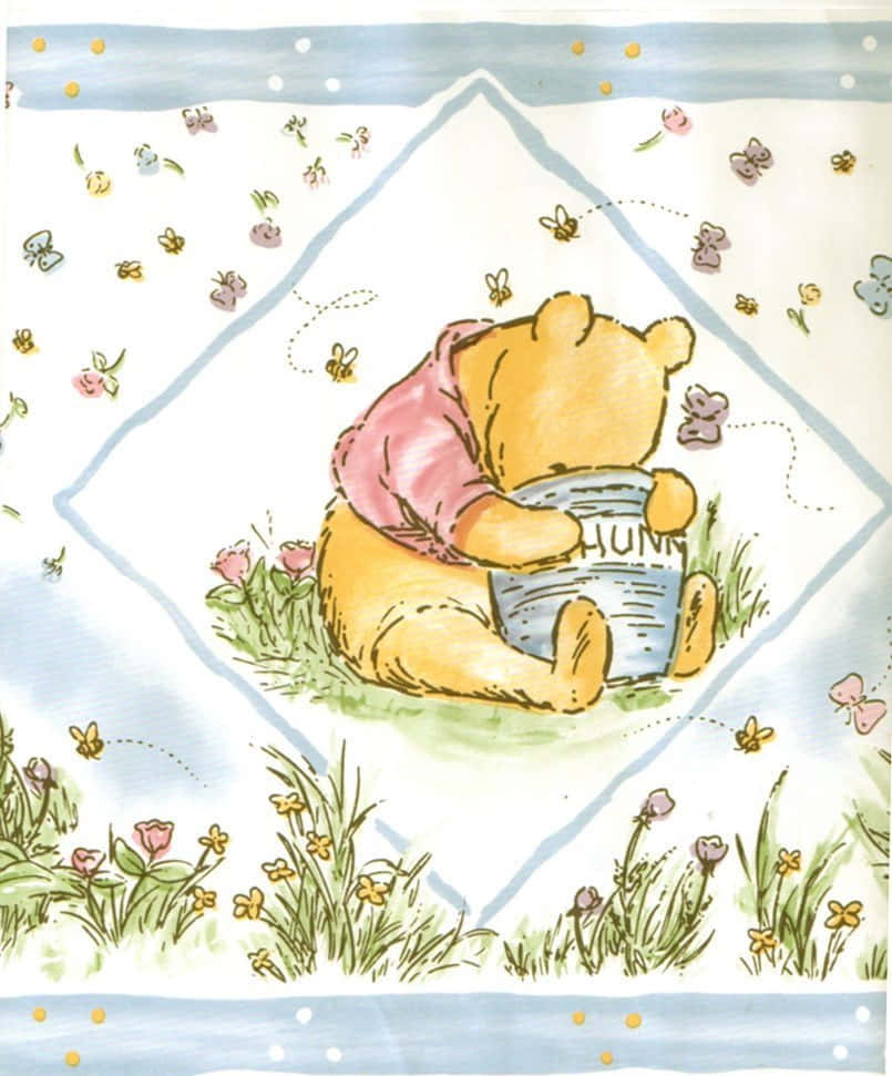 winnie the pooh 桌布 壁紙 — 穿著粉紅色襯衫的小熊維尼開心地坐在草地上，拿著一個蜂蜜罐，周圍有花朵和蜜蜂。