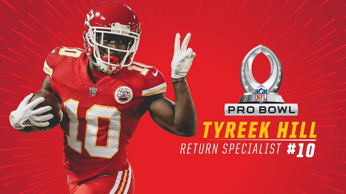 Tyreek Hill 桌布 壁紙 — 穿著紅色10號球衣的足球運動員Tyreek Hill在充滿活力的紅色背景上，帶有放射線和Pro Bowl標誌，持球奔跑。