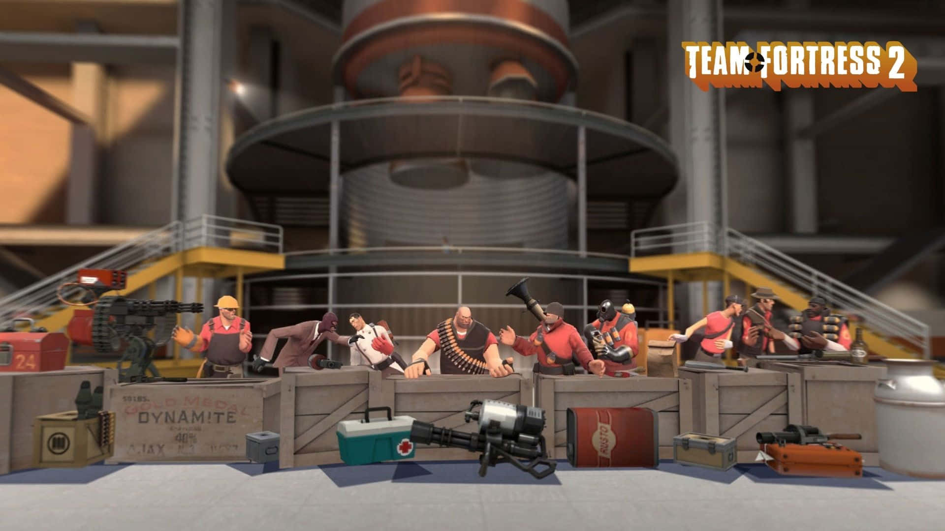 1920x1080 Tf2 桌布 壁紙 — 穿著紅色制服的 Team Fortress 2 角色在工廠環境中，在工業機械旁的板條箱後面放鬆。