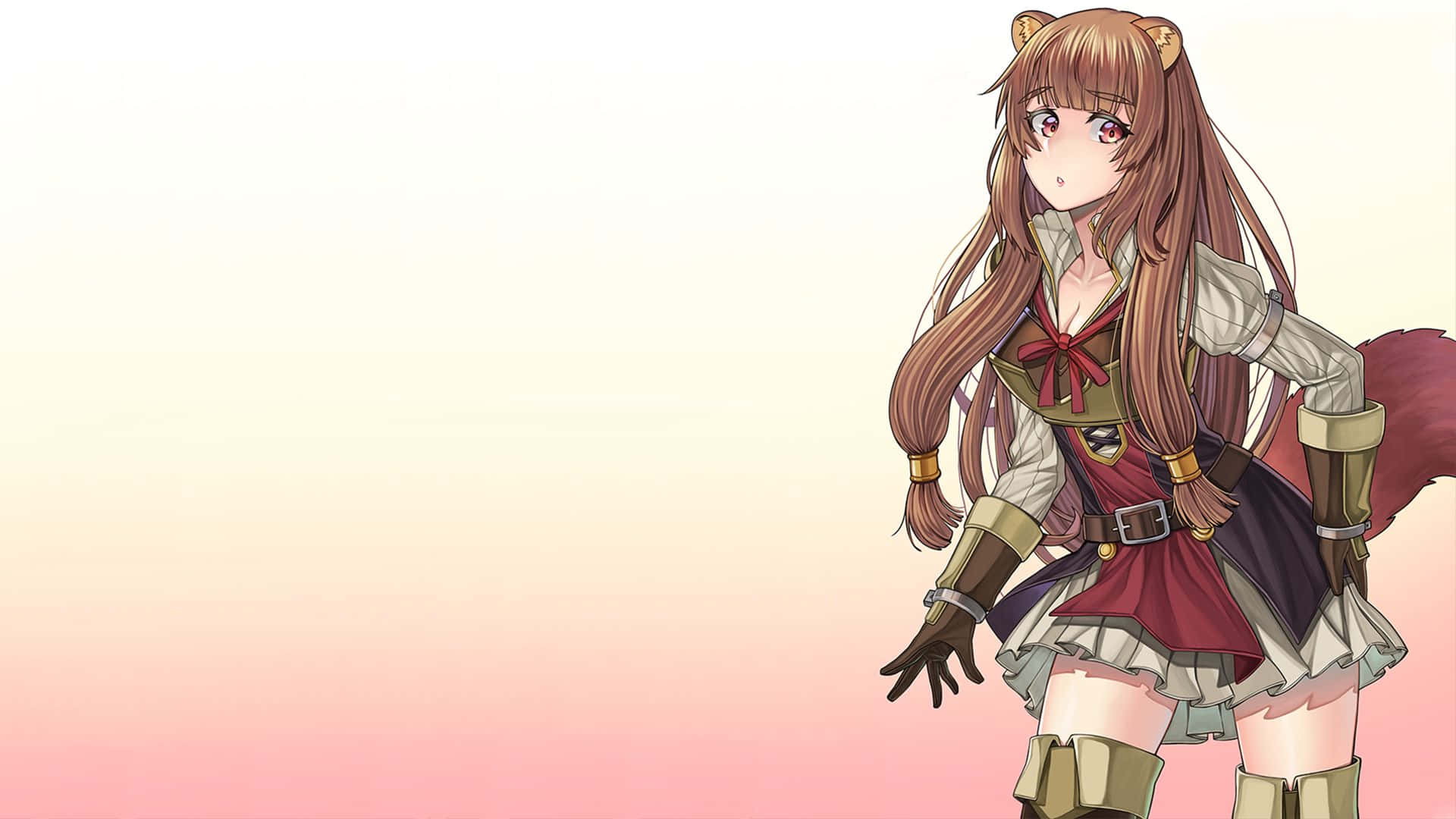 Shield Hero 桌布 壁紙 — 穿著紅色和米色服裝、擁有狐狸耳朵和尾巴的動漫女孩，站在柔和的粉紅色漸變背景前。