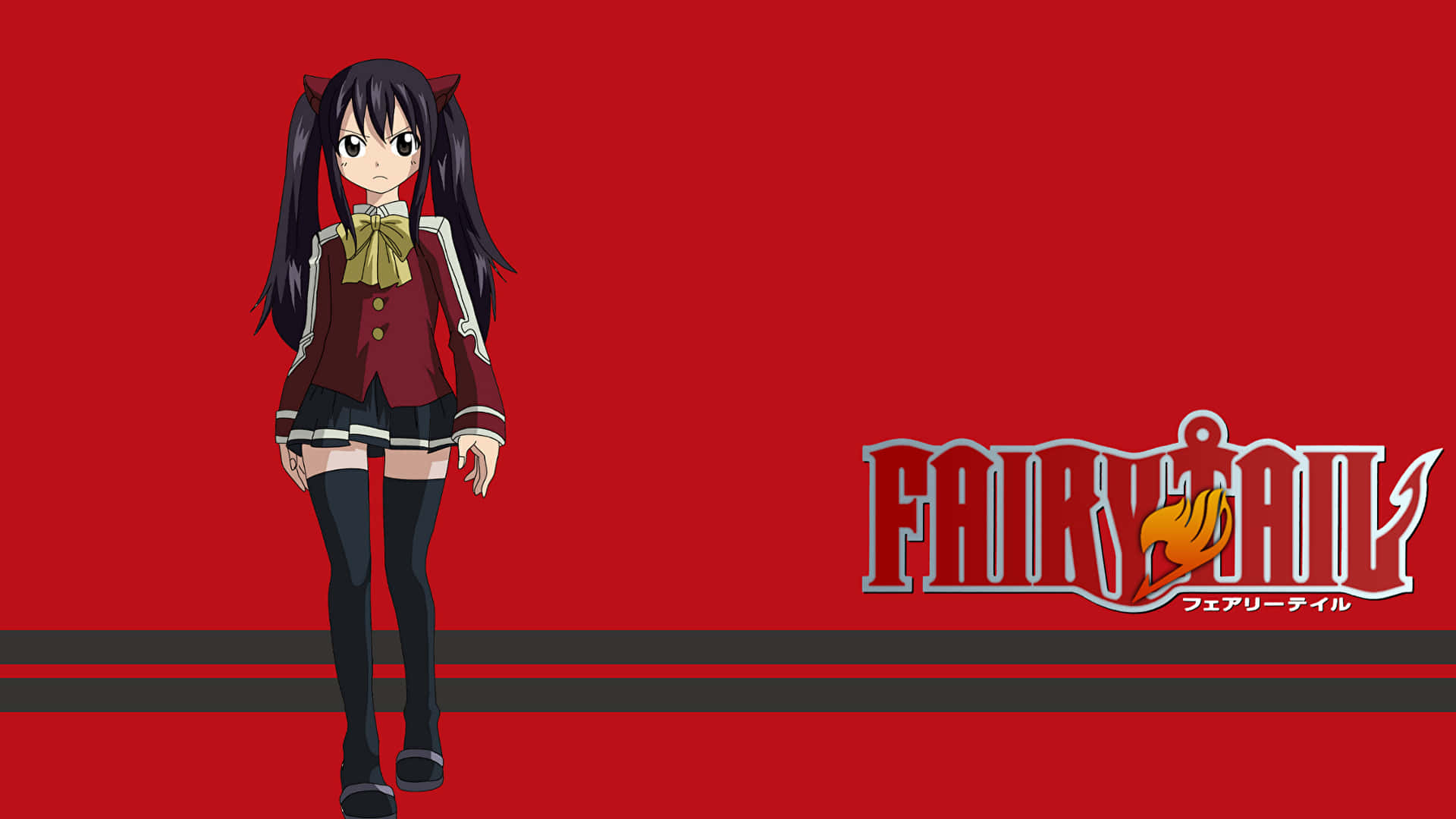 Wendy Marvell 桌布 壁紙 — 穿著紅色校服、戴著貓耳的動漫少女，站在搶眼的紅色背景前，旁邊有Fairy Tail標誌。