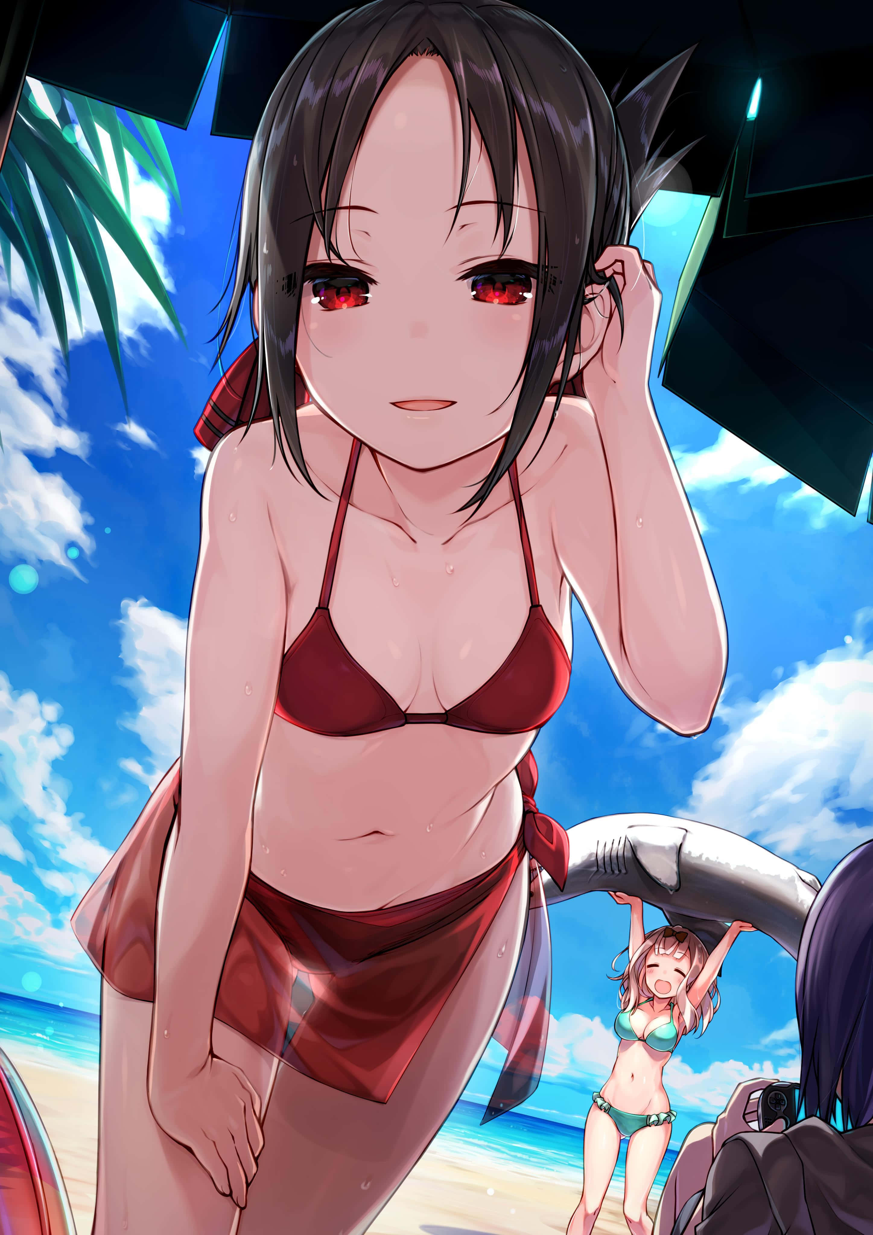 動漫女孩 桌布 壁紙 — 穿著紅色比基尼的動漫女孩在陽光明媚的海灘上，棕櫚樹和藍天下向觀眾微笑。