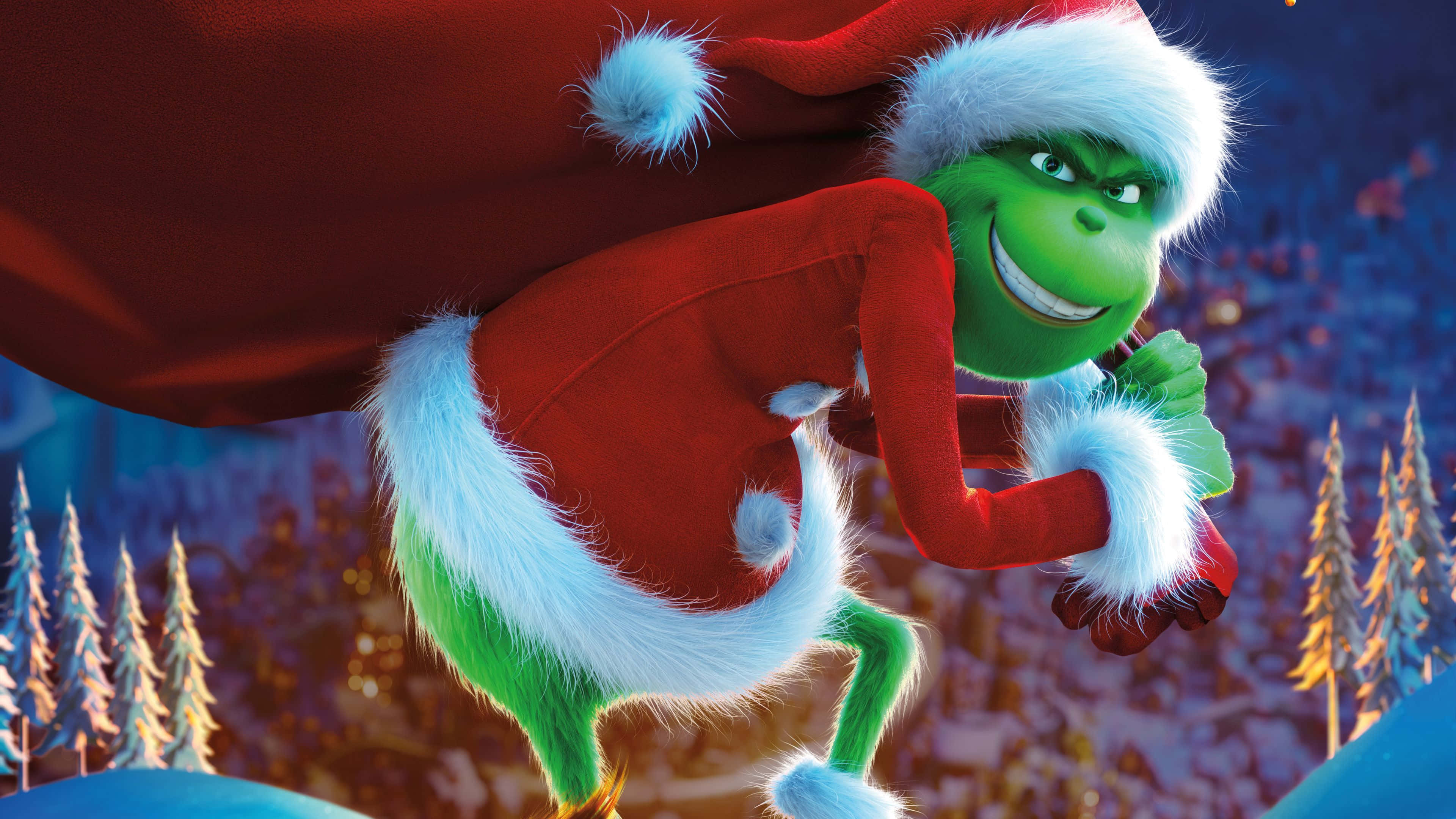 Christmas Movie 桌布 壁紙 — 穿著紅色聖誕老人服裝（白色飾邊）的鬼靈精，快樂地跳過有松樹和閃爍燈光的雪丘。