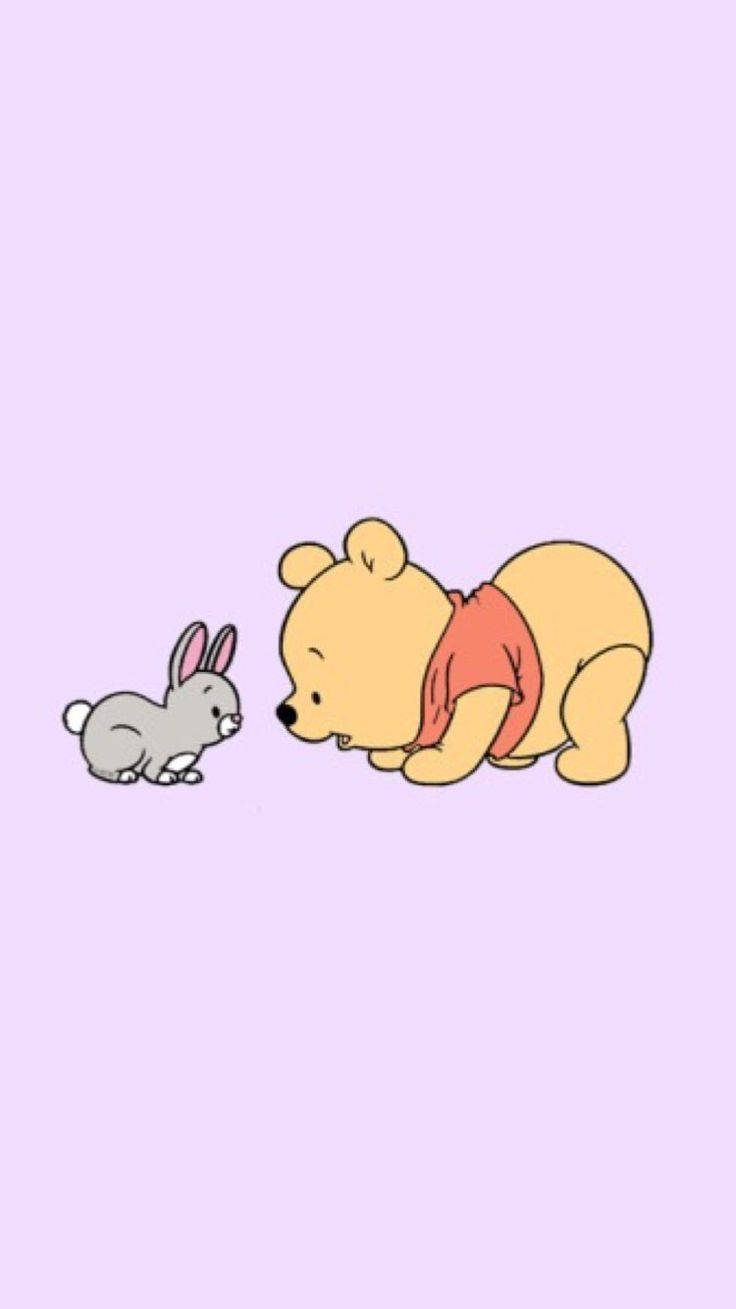 winnie the pooh 桌布 壁紙 — 穿著紅色襯衫的小熊維尼在柔和的薰衣草背景前，輕輕地靠向一隻小灰兔。