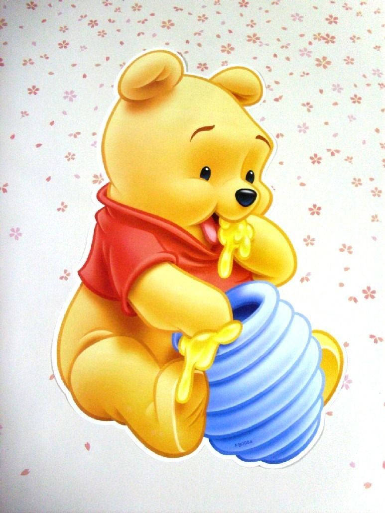 Eating 桌布 壁紙 — 穿著紅色襯衫的小熊維尼在花卉壁紙背景下快樂地舔著藍色罐子裡的蜂蜜。