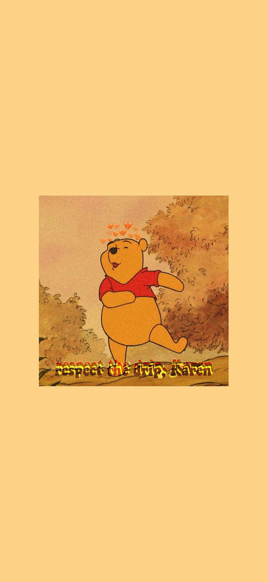 Winnie The Pooh Aesthetic 桌布 壁紙 — 穿著紅色襯衫的小熊維尼站在秋天的灌木叢中，頭上有心形圖案，下方文字寫著尊重那個大卡倫。