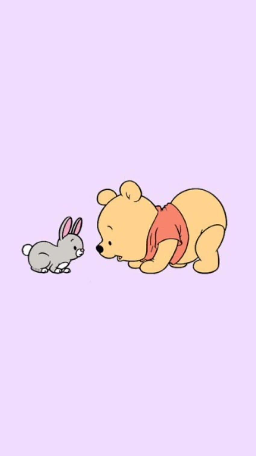 Winnie The Pooh Aesthetic 桌布 壁紙 — 穿著紅色襯衫的小熊維尼輕輕地靠向一隻小灰兔，背景是柔和的薰衣草色。